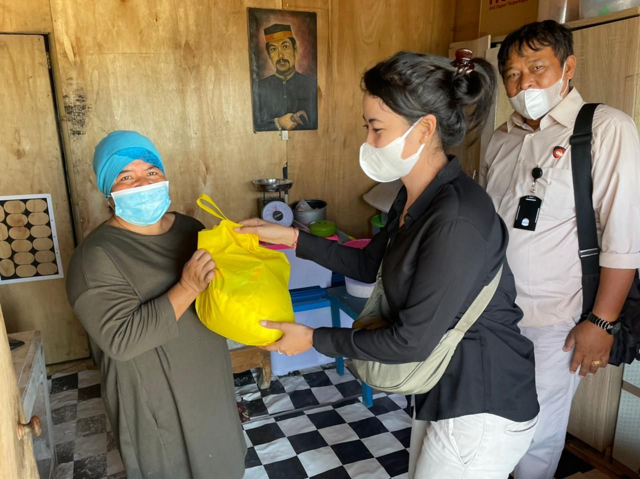 podiumnews.com-Dirintelkan Polda Bali Bagikan Sembako di Desa Serangan